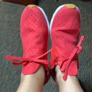 Native pink sz 10 tennis shoes with leather ties